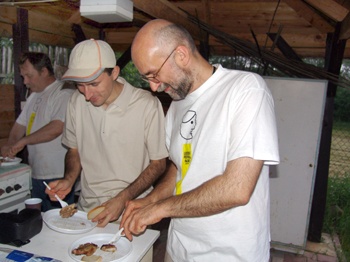  Dobrosław, Paweł i Piotr podczas wieczornego barbecue
