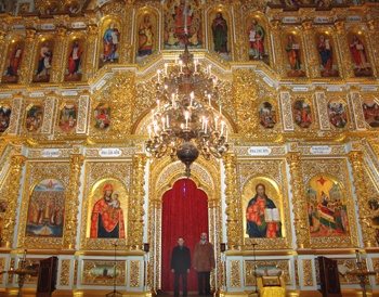  Ivan i Piotr na tle ikonostasu w cerkwi pw. Zaśnięcia NMP