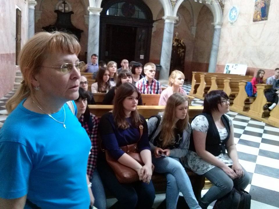 W Kolegiacie Św. Wawrzyńca w Żółkwi, na pierwszym planie nasza ukraińska przewodniczka Pani Olga Klimenko. Informacje otrzymane od osoby mieszkającej w odwiedzanym kraju są bezcenne. 