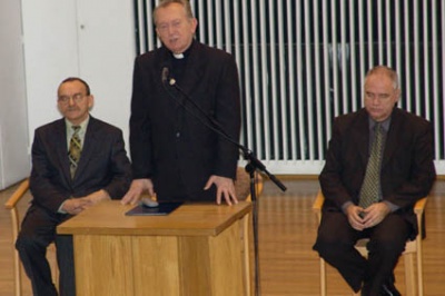 Ks. prof. dr hab. Stanisław Wilk, Rektor KUL (w środku), 2112_02_400