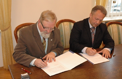 Podpisanie umowy między dyrektorem AAN dr Tadeuszem Krawczakiem i prof. Jackiem Gołębiowskim dyrektorem Ośrodka Badań nad Polonią i Duszpasterstwem Polonijnym