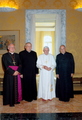 Wspólne zdjęcie po audiencji (od lewej): Arcybiskup Zygmunt Zimowski,  ks. dr. Zbigniewa St. Iwański, Ojciec Święty Benedykt XVI, ks. dr Grzegorz Chojnicki