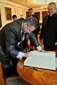 Prof. dr Jurij Boszycki, Rektor Kijowskiego Uniwersytetu Prawa Narodowej Akademii Nauk Ukrainy wpisuje się do Księgi Pamiątkowej KUL