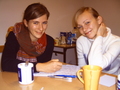 Dorothea i Iwona pomagają sobie przy tłumaczeniu tekstów.

Dorothea und Iwona arbeiten an der Übersetzung.