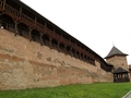 Łuck. Podwójny ciąg ganków strzelniczych na murach zamku (10 m wysokości i 230 długości)