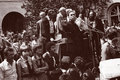 12 czerwca 1981 roku.  Na dziedzińcu KUL odbyło się spotkanie Czesława Miłosza z członkami Niezależnego Samorządnego Związku zawodowego „Solidarność”, zorganizowane przez Zarząd Regionu Środkowo-Wschodniego i Wszechnicę Związkową „Solidarność”.
