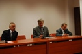 Przy stole konferencyjnym od lewej: prof. Eugeniusz Niebelski, prof. Stanisław Majdański oraz prof. Czesław Walesa.