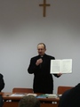 Ks. dr Sławomir Pawłowski SAC przedstawia oryginał międzykościelnego dokumentu na temat ochrony stworzenia