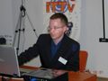 Dr Paweł Rybszleger - lingwista stosowany - w czasie swojego wystąpienia zaprezentował językowe próbki czatów internetowych