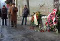 Wieńce od władz KUL i władz miasta Lublina w miejscu śmierci Brunona Schulza