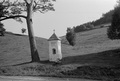 Temeszów kapliczka przy drodze do Krzemiennej 1986