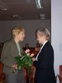 Dr Maria Gorlińska wraz z bukietem róż z osobistego ogródka.