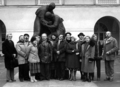 Spotkanie absolwentów historii sztuki KUL na dziedzińcu, 1985 r.