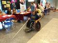 Anja Pfaffenzeller podczas próby jazdy na wózku inwalidzkim