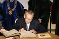 Prof. Janusz Sławiński wpisuje się do księgi pamiątkowej - 5 grudnia 2007