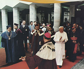  Jan Paweł II na dziedzińcu KUL, 9 VI 1987 r. 