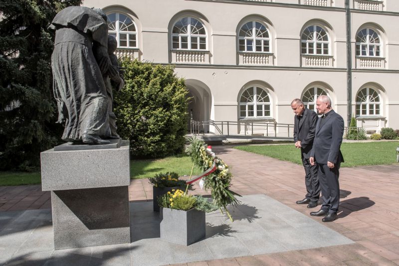Rektorzy składają kwiaty pod pomnikiem św. Jana Pawła II