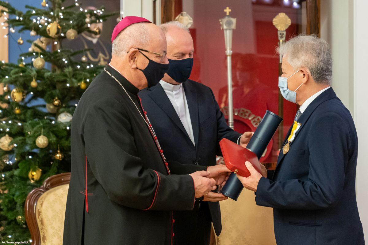Medal „Pro Ecclesia et Pontifice” odbiera prezes Chóru KUL Zdzisław Cieszkowski