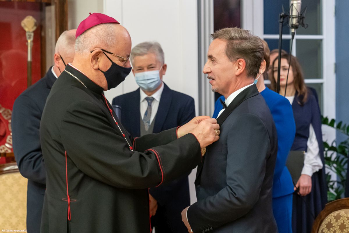Medal „Pro Ecclesia et Pontifice” odbiera dr hab. Grzegorz Pecka
