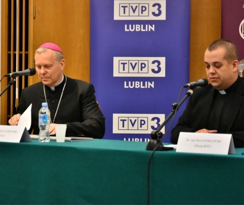 The Ecclesiological Week will be held at the Catholic University of Lublin for the 54th time. The theme of this year's proceedings will be "The Church of the Saints". The event, which will be held from 17th to 19th May 2022, in room 1031 of the John Paul II College (10th floor), will be hosted by the Academic Circle of Theologians. Holiness, is as John Paul II wrote, "the aspiration to the 'high measure' of the ordinary Christian life". As he explained, it should not be misunderstood that this ideal of perfection is "a vision of an extraordinary life, accessible only to a select few 'geniuses' of holiness. The ways of holiness are manifold and adapted to every calling" (Novo millennio ineunte). During this year's ecclesiological conference, students and lecturers of the Catholic University of Lublin as well as guests from Polish and foreign universities will analyze the topic of holiness from various perspectives - from the biblical perspective, from the tradition of the Church, from the ecumenical perspective, moral theology and history of art. Scientific proceedings will begin with the Holy Mass in the Academic Church of the Catholic University of Lublin, which on the first day of the session will be chaired by the Grand Chancellor of KUL, Archbishop Stanisław Budzik. The program of the event consist of many interesting lectures, incl. "Sanctity - Eternal Rest? What are the redeemed engaged in?”, Delivered by Fr. Zdzisław Kijas OFMConv from the Pontifical Faculty of Theology of Saint Bonaventure in Rome; "Lay theology and synodality as the way of living out the universal call to holiness" - a topic prepared by Fr. prof. Andrzej Proniewski from the University of Bialystok or a lecture by Fr. prof. Tadeusz Zadykowicz from the Catholic University of Lublin about controversial images of saints.