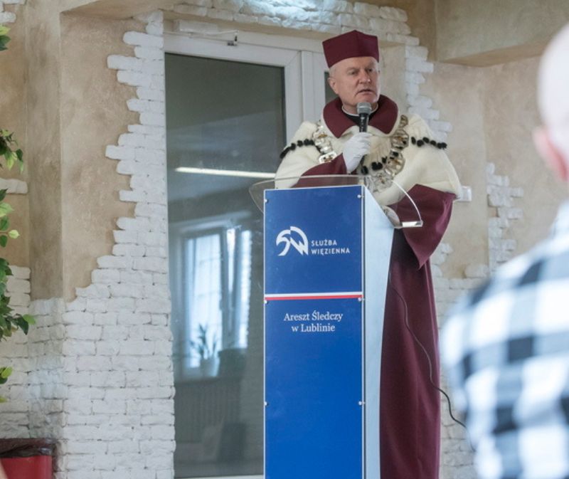 Rektor KUL ks. prof. Mirosław Kalinowski podczas inauguracji roku akademickiego w Areszcie Śledczym w Lublnie