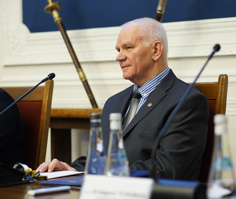 Prof. Żukowski podczas debaty Areopagu Uniwersytetów