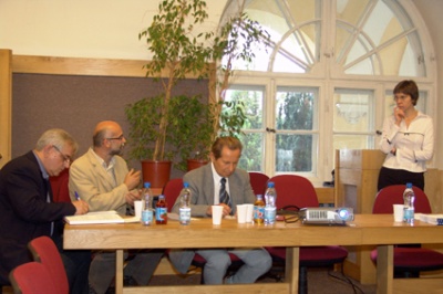 Członkowie komisji, profesorowie KUL: ks. Zenon Uchnast, Piotr Francuz i Czesław Walesa i doktorantka