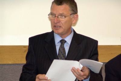  Prof. Andrzej Sękowski odczytuje decyzję komisji