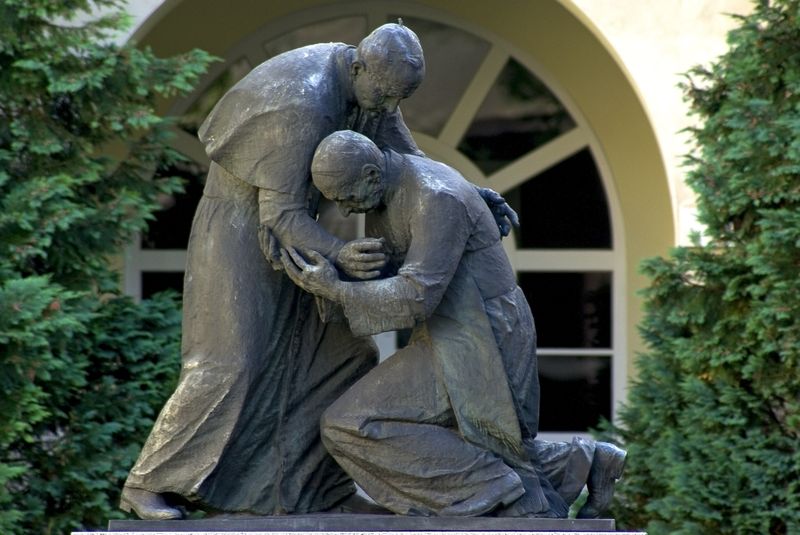 pomnik na dziedzińcu KUL