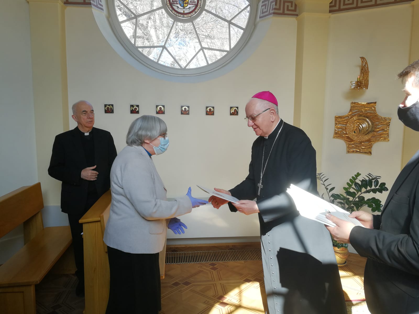 Abp prof. S. Budzik wręcza nominację prof. M. Szymanowicz