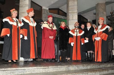 RRozświetlenie choinki przed gmachem głównym KUL