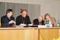 W trakcie sesji przedpołudniowej, od lewej: Ks. prof. M. Nowak, Bp. K. Nycz, Ks. prof. J. Tarnowski, Dr hab. A. Rynio