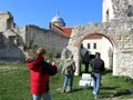 Kustosz zamku (Filip Jaroszyński) utrwala badania prowadzone na dziedzińcu zamkowym