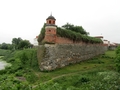 Dubno. Bastion północno-zachodni z okrągłą wieżyczką (kawalierą) nad głęboką fosą dochodzącą do rzeki Ikwa oraz fragment pałacu Lubomirskich wzniesionego w latach 70-tych i 80-tych XVIII w. wg projektu Henryka Ittara. W miejscu zamku z pocz.XV w. wzniósł fortalicję typu nowowłoskiego ostatni z rodu Ostrogskich - Janusz Ostrogski († 1620 r.) i Aleksander Zasławski († 1629 r.)