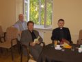 Od lewej: Ks. dr Janusz Miąso i Ks mgr Krzysztof Kisielewicz. w tle Prof. Piotr Paweł Gach