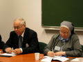 Prof. Henryk Wąsowicz odczytuje w zastępstwie prof. Barbary Trelińskiej referat Epigrafika jako wyraz kultury religijnej w średniowiecznej Małopolsce (Epigraphics as the Expression of Religious Culture in Medieval Little Poland). Kto ma uszy niechaj słucha, kto ma oczy niech spojrzy, a kto umie czytać niech przeczyta referat w materałach pokonferencyjnych