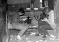 Joanna Figuła i Jerzy Tur. Przerwa na lunch. Praktyki studenckie 1986 r. fot. J. Giemza