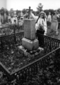 K.Tur w czasie inwentaryzacji polskich cmentarzy na Białorusi, 1991 r., fot. I. Marciszuk