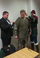 Paweł Sztorc i Piotr Rozwałka ubierają ochotnika (Jerzy Fatyga) w zbroję mediolańską