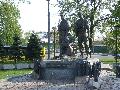 Pomnik Afgańców przed wejściem/wyjściem do Ławry Peczerskiej.