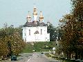 Czernihów. Droga (jakby nie post-sowiecka) prowadzi wprost na cerkiew.