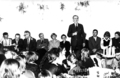 Opłatek Instytutu Historii Sztuki w 1979 lub 1980 r. Od lewej: R. Brykowski, T. Chrzanowski, Baranowski, J. Kuczyńska, B. Wronikowska, przemawia J. Woźniakowski, Kufel, U. Mazurczak