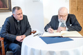 Profesor Krzysztof Penderecki, doktor honoris causa KUL, składa podpis do Księgi Pamiątkowej