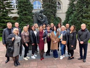 Uczestnicy studiów podyplomowych podczas I zjazdu w Lublinie, dziedziniec KUL - pomnik Jana Pawła II i kardynała Stefana Wyszyńskiego, 26-29.09.2022