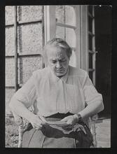 Zofia Kossak czytająca list przed domem w Górkach Wielkich, ok. 1930 r. 
(BN, domena publiczna)