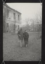 Zofia Kossak z mężem Zygmuntem Szatkowskim przed ruinach domu w Górkach Wielkich, ok. 1965 r.
(BN, domena publiczna)