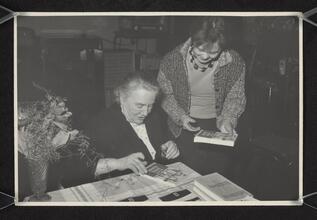 Zofia Kossak podpisująca książki na spotkaniu autorskim w cieszyńskiej bibliotece, 1963 r.
(BN, domena publiczna)