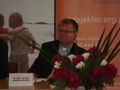 Ks. prof. Alfred Wierzbicki ukryty w bukiecie (przed oczyma grona wielbicielek).